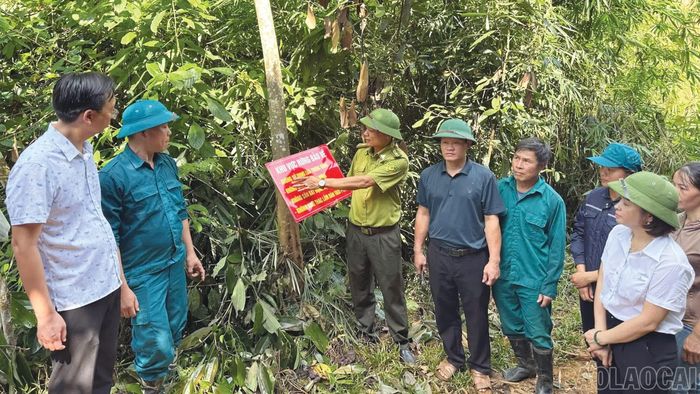 Lực lượng kiểm lâm tuyên truyền cho người dân về bảo vệ rừng.