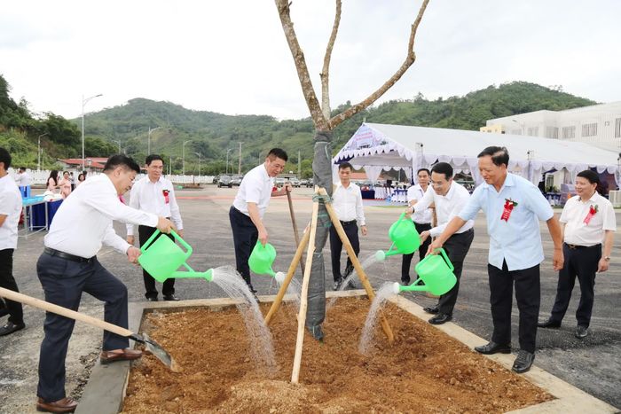 Chủ tịch UBND tỉnh Nguyễn Tuấn Anh cùng các đại biểu trồng cây lưu niệm trong khuôn viên Trung tâm Y tế khu vực Bảo Yên.