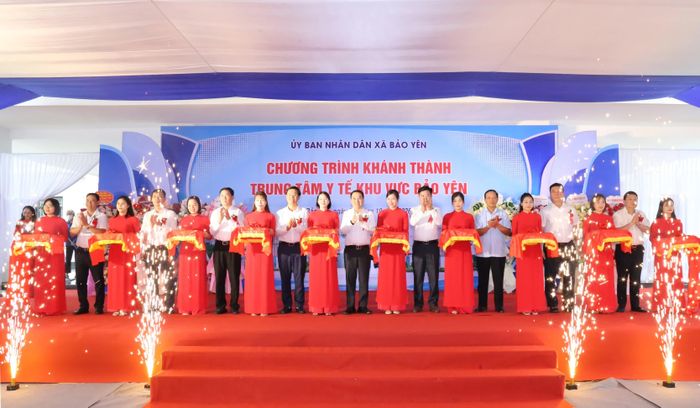 Các đại biểu thực hiện nghi thức cắt băng khánh thành Trung tâm Y tế khu vực Bảo Yên.