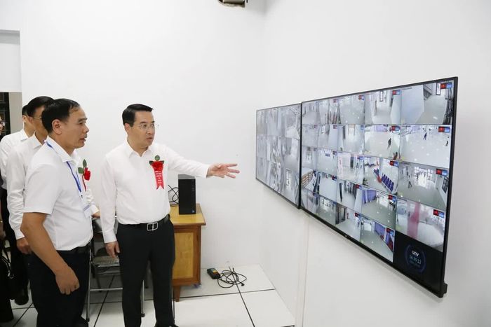 Chủ tịch UBND tỉnh Nguyễn Tuấn Anh tham quan các hạng mục của Trung tâm Y tế khu vực Bảo Yên sau lễ khánh thành.