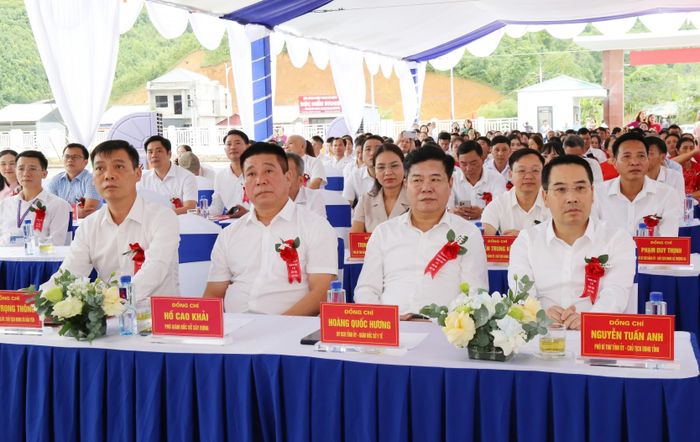 Phó Bí thư Tỉnh ủy, Chủ tịch UBND tỉnh Nguyễn Tuấn Anh và lãnh đạo các sở, ban ngành dự chương trình khánh thành.