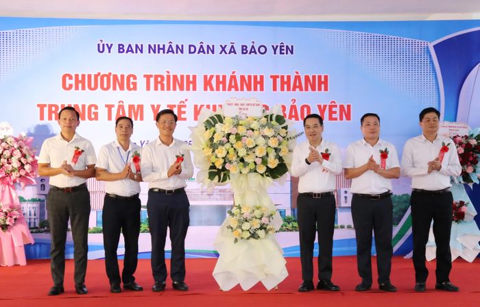 Phó Bí thư Tỉnh ủy, Chủ tịch UBND tỉnh Nguyễn Tuấn Anh tặng lẵng hoa chúc mừng Trung tâm Y tế khu vực Bảo Yên.