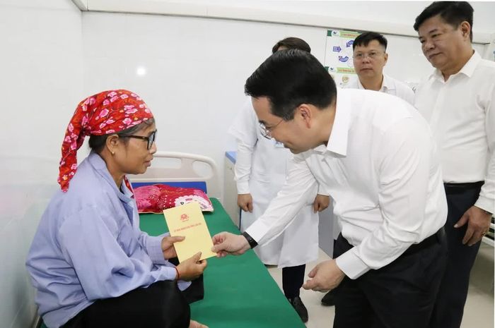 Chủ tịch UBND tỉnh Nguyễn Tuấn Anh tặng quà, động viên bệnh nhân đang điều trị nội trú tại Trung tâm Y tế khu vực Bảo Yên.