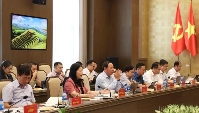  Phó Chủ tịch UBND tỉnh Vũ Thị Hiền Hạnh cùng lãnh đạo các sở, ngành của tỉnh t﻿rao đổi, thảo luận tại buổi làm việc. 