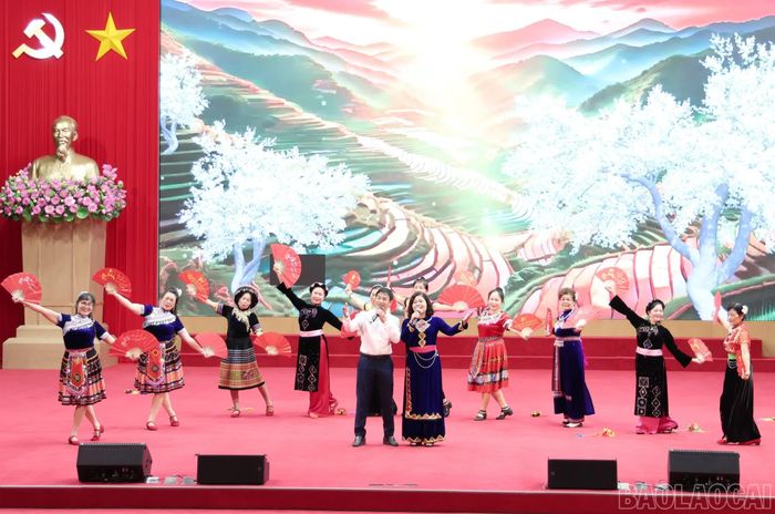 Chương trình văn nghệ chào mừng Lễ kỷ niệm.