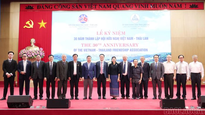 Lãnh đạo tỉnh Lào Cai và các đại biểu chụp ảnh lưu niệm tại lễ kỷ niệm.