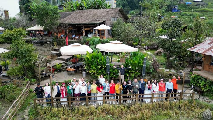 Một quán cà phê ngắm cảnh giữa không gian ruộng bậc thang Tả Van, thu hút đông đảo du khách trải nghiệm.