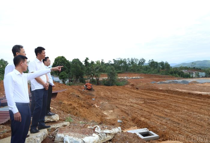 Đoàn công tác kiểm tra, đánh giá tiến độ dự án tại khu vực xã Gia Phú, phường Cam Đường.
