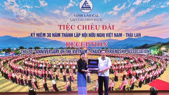 Bà Urawadee Sriphiromya - Đại sứ đặc mệnh toàn quyền Vương quốc Thái Lan tại Việt Nam tặng quà lưu niệm cho đồng chí Hoàng Giang - Phó Bí thư Thường trực Tỉnh ủy, Chủ tịch HĐND tỉnh Lào Cai.