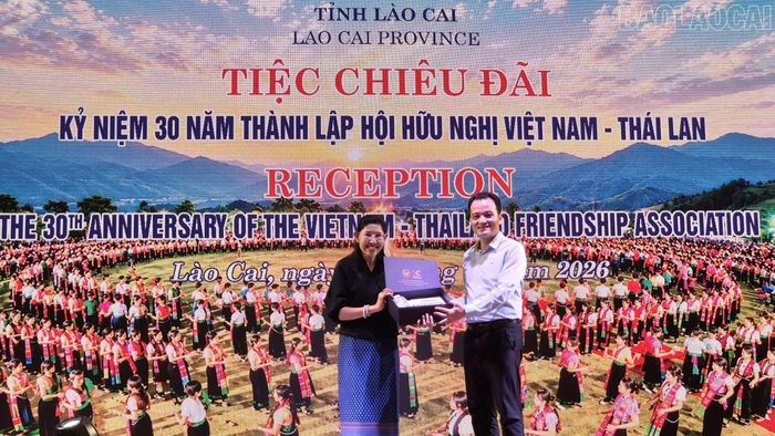 Bà Urawadee Sriphiromya - Đại sứ đặc mệnh toàn quyền Vương quốc Thái Lan tại Việt Nam tặng quà lưu niệm cho đồng chí Giàng Quốc Hưng - Ủy viên Ban Thường vụ Tỉnh ủy, Phó Chủ tịch UBND tỉnh Lào Cai.