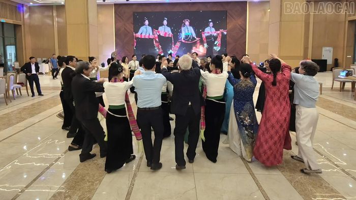 Các đại biểu, khách mời cùng hòa mình vào vòng xòe đậm đà bản sắc văn hóa dân tộc Thái.