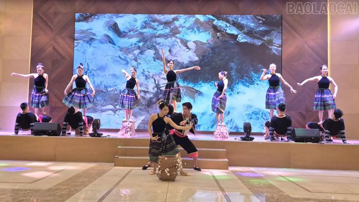 Chương trình nghệ thuật “Giai điệu hữu nghị và khát vọng Xòe Thái” gồm nhiều tiết mục ca, múa, nhạc mang đậm âm hưởng dân gian các dân tộc Lào Cai.