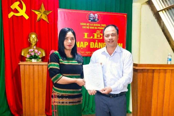 Sau nhiều năm đóng góp cho công tác hội phụ nữ và hoạt động của địa phương, Thị Tháp đã vinh dự được kết nạp vào Đảng.