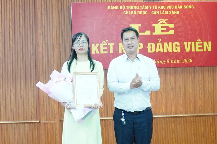 Sau 1 thời gian phấn đấu, rèn luyện, trưởng thành, chị Hoàng Thị Phương đã vinh dự được đứng vào hàng ngũ Đảng góp phần bổ sung sức mạnh cho Chi bộ Dược - Cận lâm sàng.