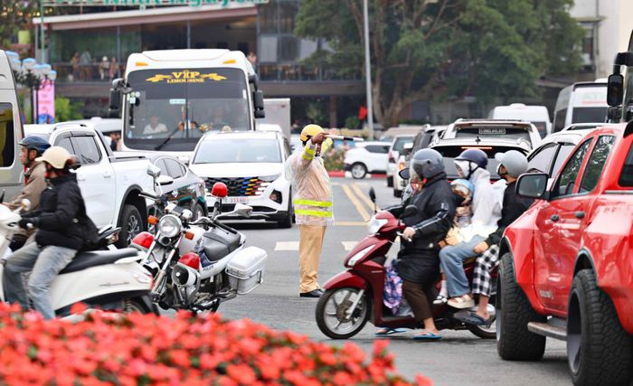 Lực lượng công an tham gia phân luồng tránh nguy cơ ùn tắc giao thông dịp cao điểm du lịch