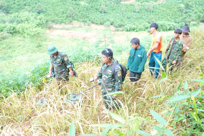 Lực lượng chức năng xã Quảng Khê tổ chức giải tỏa, thu hồi đất lâm nghiệp do người dân lấn chiếm để canh tác nông nghiệp