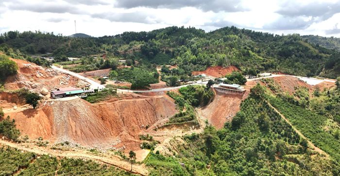 Xã Phan Sơn tăng cường xử lý các hàng quán vi phạm hành lang an toàn giao thông tại chân đèo Đại Ninh, trên tuyến quốc lộ 28B. Ảnh: Hữu Phúc