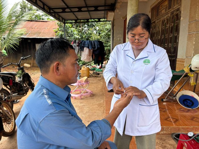 Lấy lam xét nghiệm ký sinh trùng sốt rét.