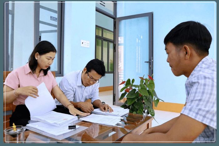 Lãnh đạo HĐND xã Tuy Đức, tỉnh Lâm Đồng kiểm tra, rà soát hồ sơ, tài liệu trước một kỳ họp HĐND