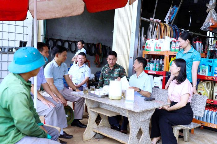 Đại biểu HĐND xã Tuy Đức thường xuyên xuống địa bàn, trao đổi với người dân để nắm bắt các kiến nghị