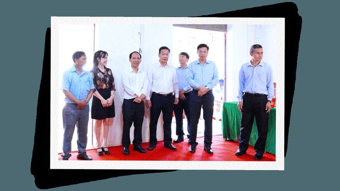 Chủ tịch HĐND tỉnh Lâm Đồng Lưu Văn Trung (thứ 2 từ phải sang) kiểm tra thực tế tại HĐND phường Nam Gia Nghĩa