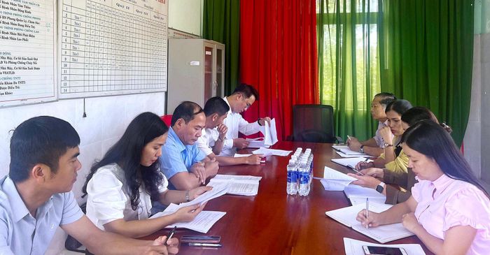 Đại biểu HĐND xã Nhân Cơ thảo luận, bàn bạc các giải pháp giảm áp lực việc nghiên cứu và chất lượng thẩm tra