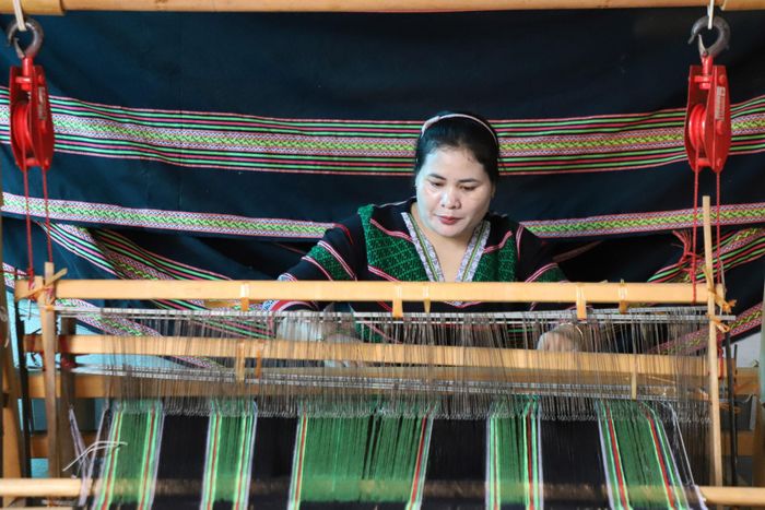 Chị H’Bình cho biết, nghề dệt thổ cẩm giúp người dân phát triển kinh tế, ổn định cuộc sống