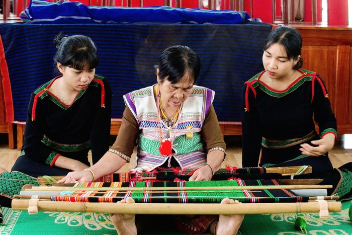 Nghề dệt thổ cẩm của đồng bào các dân tộc tỉnh Lâm Đồng. (Ảnh: Bảo tàng Lâm Đồng)