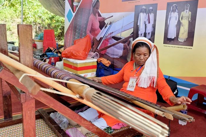 Nghệ nhân dệt thổ cẩm Chăm Mã Thị Thuận kỳ vọng nghề dệt có cơ hội phát triển