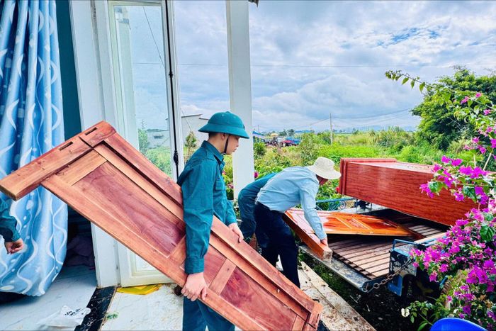 Lực lượng dân quân xã Đức Trọng hỗ trợ các gia đình tháo dỡ công trình, vận chuyển vật kiến trúc đến nơi ở mới thuộc dự án cao tốc Bảo Lộc - Liên Khương (Ảnh: Thy Vũ)