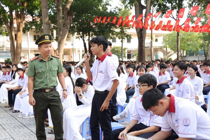 Thông qua việc trả lời câu hỏi tình huống sẽ giúp các em học sinh hiểu hơn về các thủ đoạn trên không gian mạng
