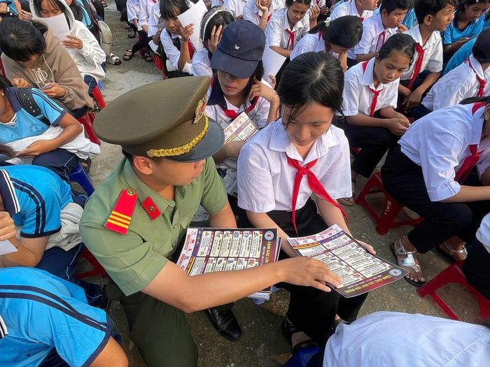 Công an xã Phan Sơn phát tờ rơi tuyên truyền về các thủ đoạn trên không gian mạng cho học sinh