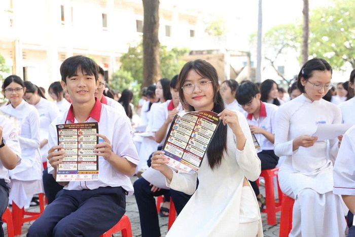 Các tờ rơi tuyên truyền được thiết kế dễ hiểu đã giúp các em học sinh hiểu hơn về các thủ đoạn lừa đảo trên không gian mạng