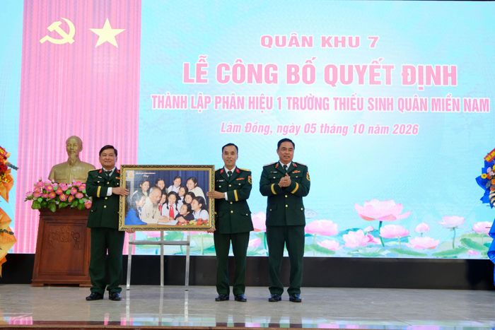 Thiếu tướng Lê Xuân Bình, Phó Tư lệnh kiêm Tham mưu trưởng Quân khu 7 tặng quà của Quân khu cho Phân hiệu 1