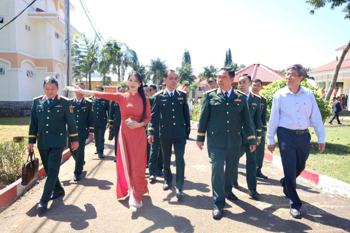 Các đại biểu tham quan khuôn viên nhà trường