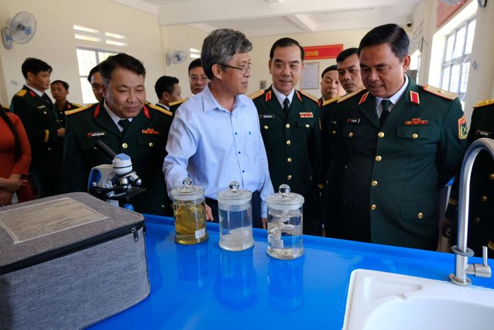 Các đại biểu tham quan tại khu vực phòng thí nghiệm