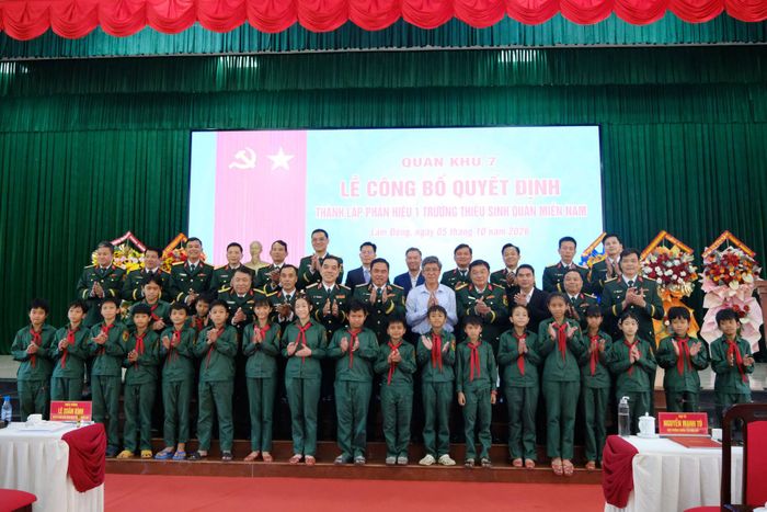 Các đại biểu chụp hình lưu niệm cùng các em học sinh