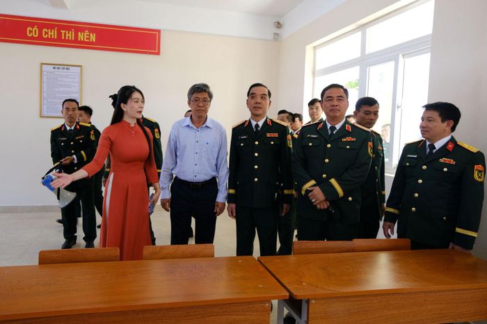 Các đại biểu tham quan cơ sở vật chất tại các phòng học