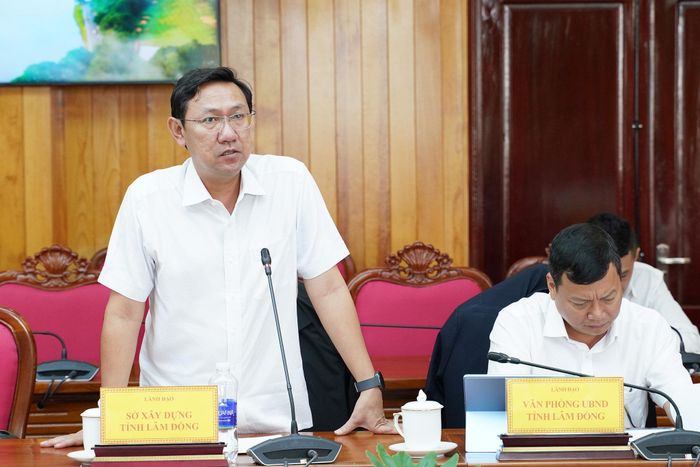 Phó Giám đốc Sở Xây dựng Lâm Đồng Bùi Trường Sơn nêu ý kiến tại cuộc họp