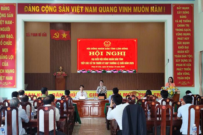Các đại biểu: Lê Nghiễm Vi, Phó Trưởng Ban Kinh tế - Ngân sách, HĐND tỉnh (bên phải); Đỗ Quốc Vương, Phó Bí thư Đảng ủy, Chủ tịch HĐND xã Phan Rí Cửa (bên trái) tiếp xúc cử tri xã Phan Rí Cửa