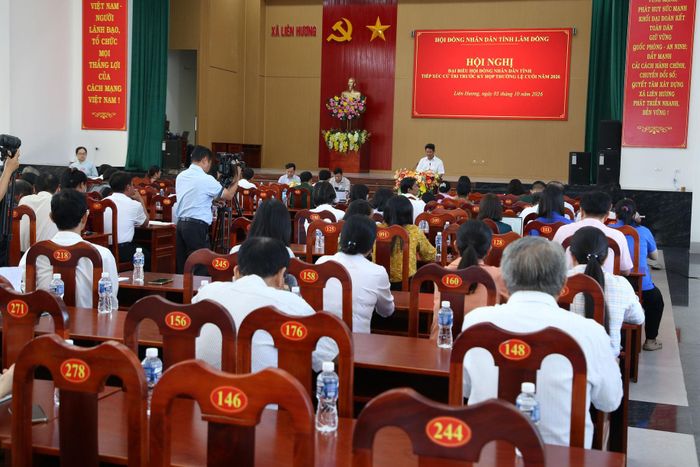 Quang cảnh hội nghị tiếp xúc cử tri tại xã Liên Hương