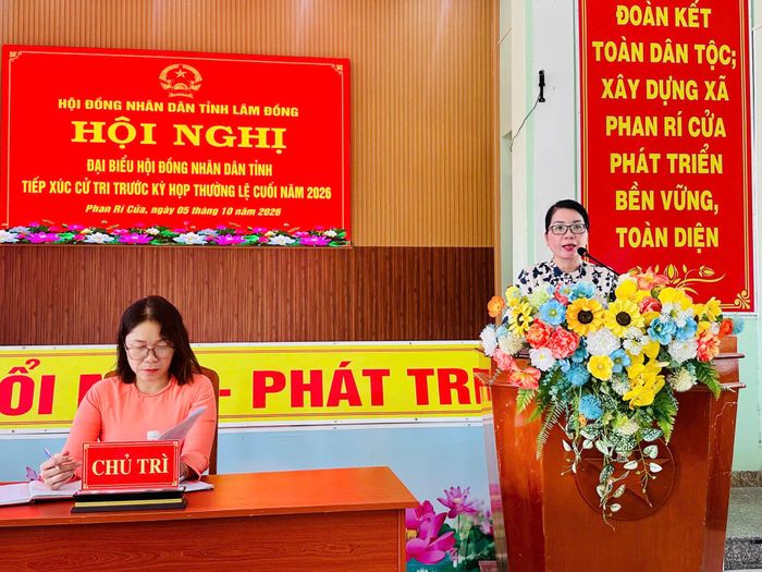 Đại biểu Lê Nghiễm Vi, Phó Trưởng Ban Kinh tế - Ngân sách, HĐND tỉnh trả lời các ý kiến của cử tri
