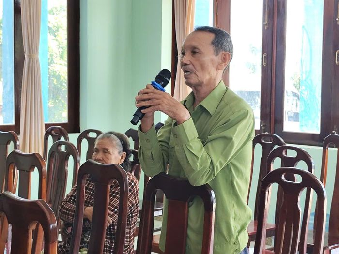 Cử tri Nguyễn Văn Thương, thôn Thanh Lương, xã Phan Rí Cửa nêu ý kiến tại hội nghị