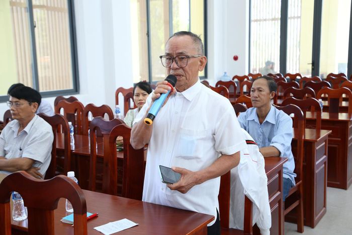 Cử tri Huỳnh Cang, xã Liên Hương nêu ý kiến tại hội nghị