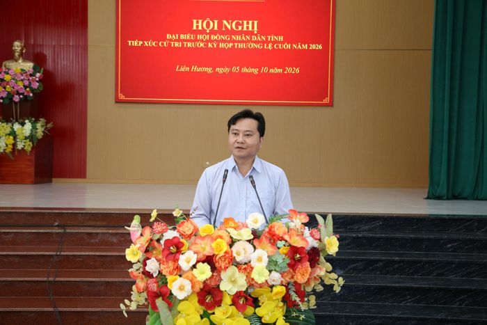 Đại biểu Trần Sinh Toàn, Tỉnh ủy viên, Bí thư Đảng ủy xã Liên Hương trả lời các ý kiến của cử tri