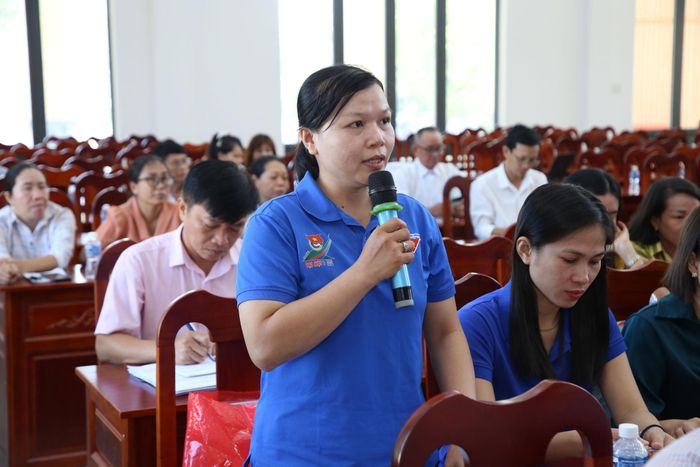 Cử tri Trần Thị Bách Thiện, xã Liên Hương nêu ý kiến về hoạt động của các hội quần chúng
