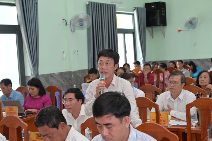 Ông Huỳnh Văn Minh, Phó Giám đốc Trung Tâm Phát triển quỹ đất trả lời các nội dung thuộc thẩm quyền
