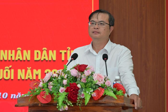 Ông Nguyễn Văn Đạt, Phó Chủ tịch UBND phường Bình Thuận trả lời các vấn đề thuộc thẩm quyền