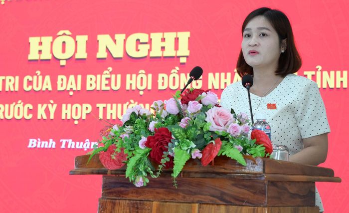 Thay mặt Tổ đại biểu số 7, bà Ngô Thị Thanh Phương, Phó Bí thư Thường trực Đảng ủy phường Hàm Thắng báo cáo tại buổi tiếp xúc