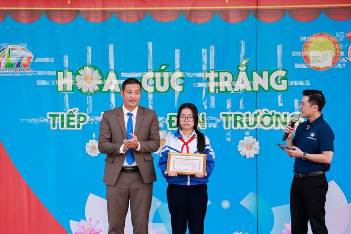Ông Lê Đăng Hiền, Phó Chủ tịch UBND xã Ka Đô đại diện chính quyền trao quà và động viên em Lan Hương